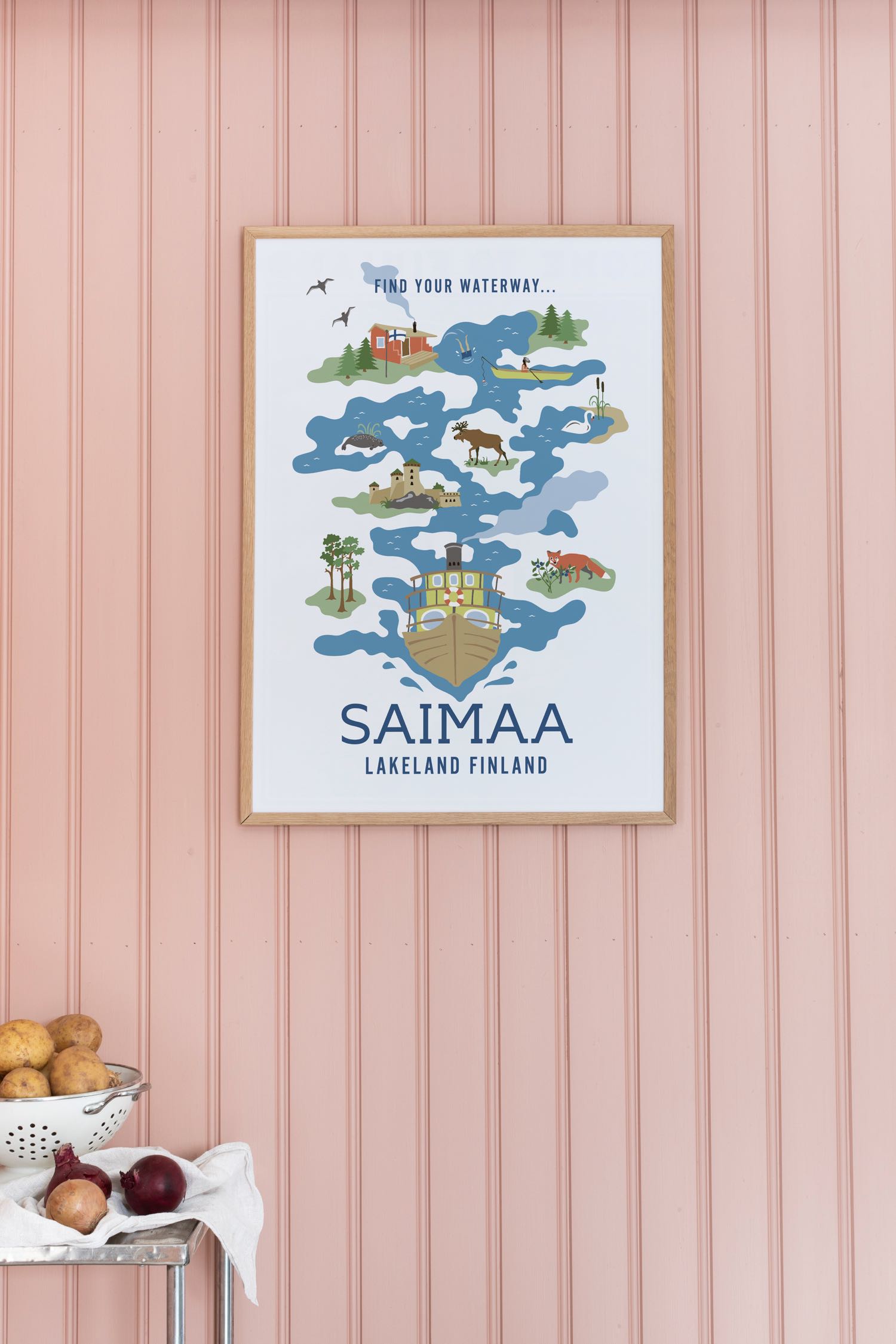 Sisustuskuva suomalaisesta matkajulisteesta nimeltään “Find your waterway by Henna Gaus”, koko 50x70 cm.