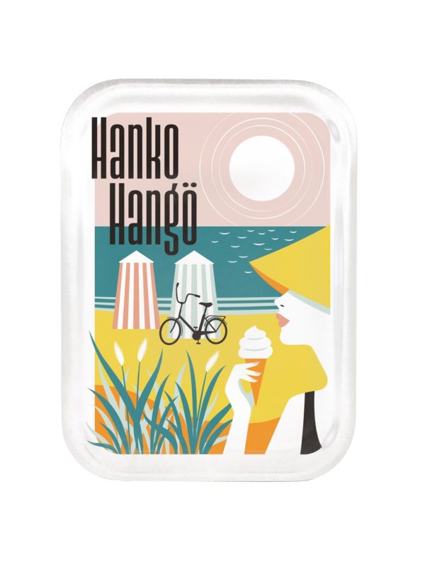 Suomlainen matkajuliste painettu puiselle tarjottimelle, nimeltään “Hanko – The Riviera of Finland by Fanny Törnqvist”.