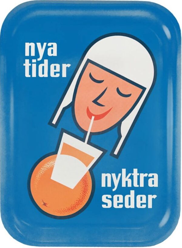 Suomlainen matkajuliste painettu puiselle tarjottimelle, nimeltään “Nya tider – Nyktra seder”.