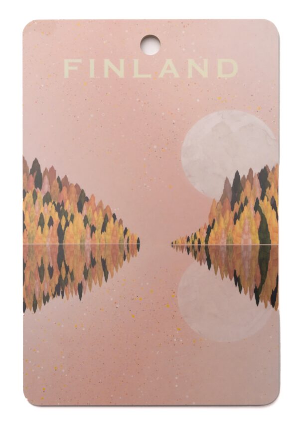 Suomlainen matkajuliste painettu puiselle leikkuulaudalle, nimeltään “Lake Saimaa by Beth Chesser”.